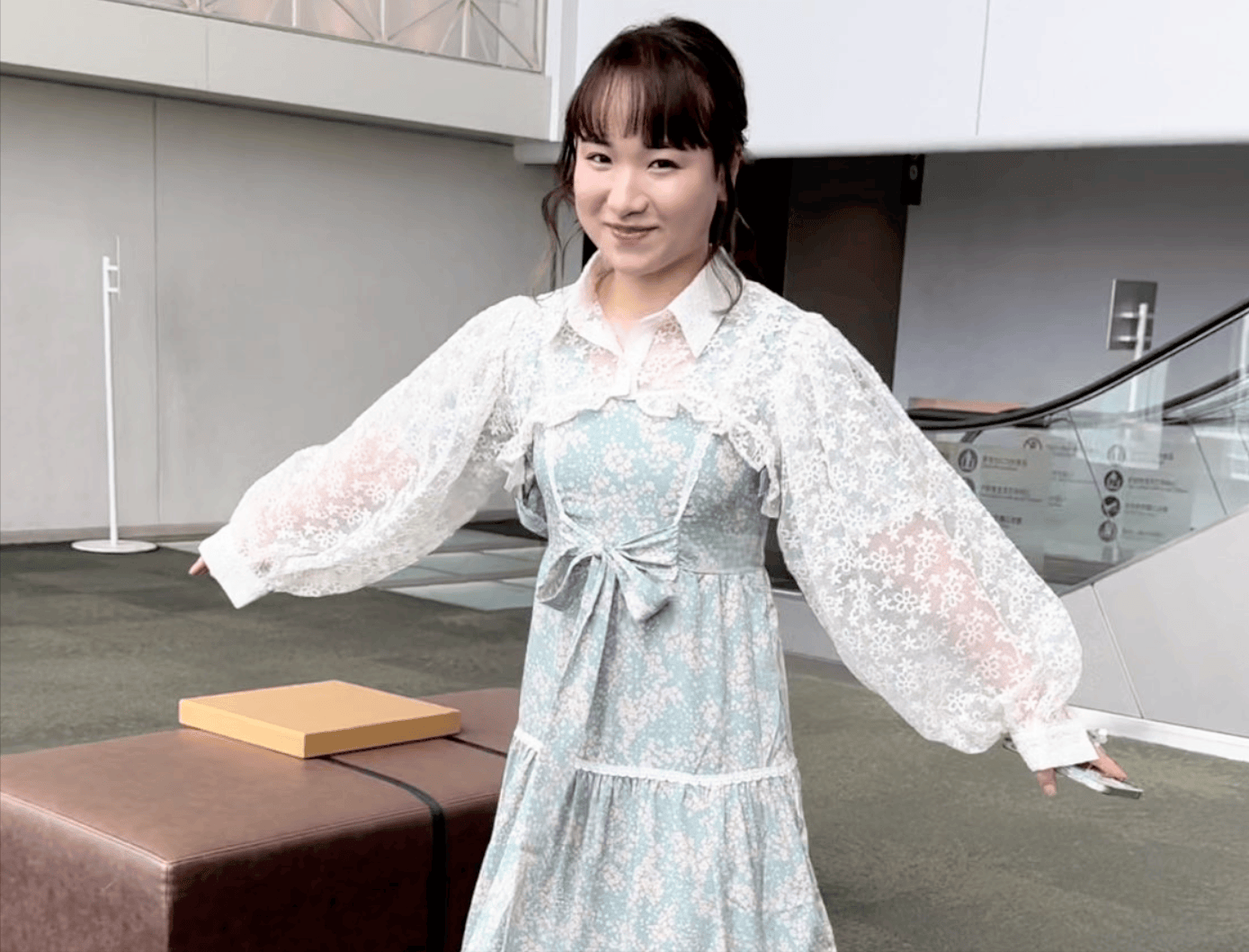 伊藤美诚穿连衣裙现身,走出落选奥运会阴影,喜笑颜开参加活动