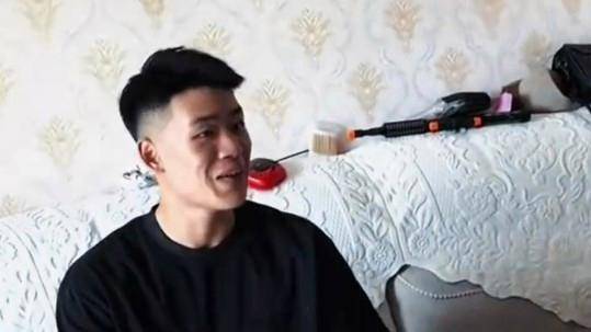 女生携小男友回家,16岁年龄差能否经得住考验？-16岁女孩跟人私奔算犯法吗?