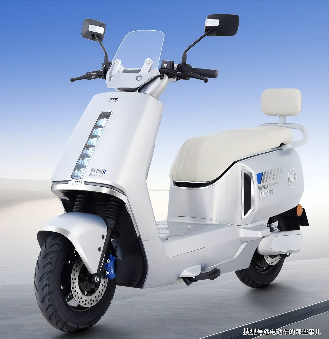 今天就为大家分享一款小刀刚刚发布的高性能电动摩托车,配置三碟刹