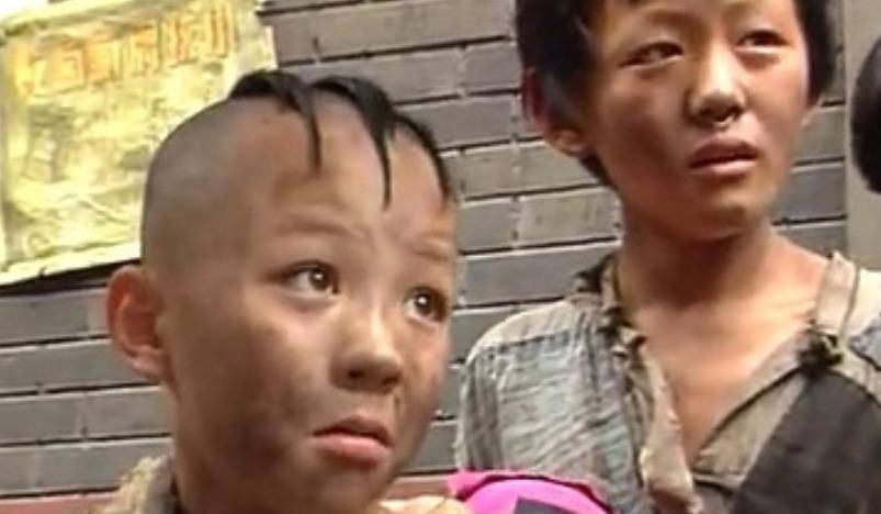 8 岁童星孟智超植发后现状:与妈妈现身香港,三十年转瞬即逝