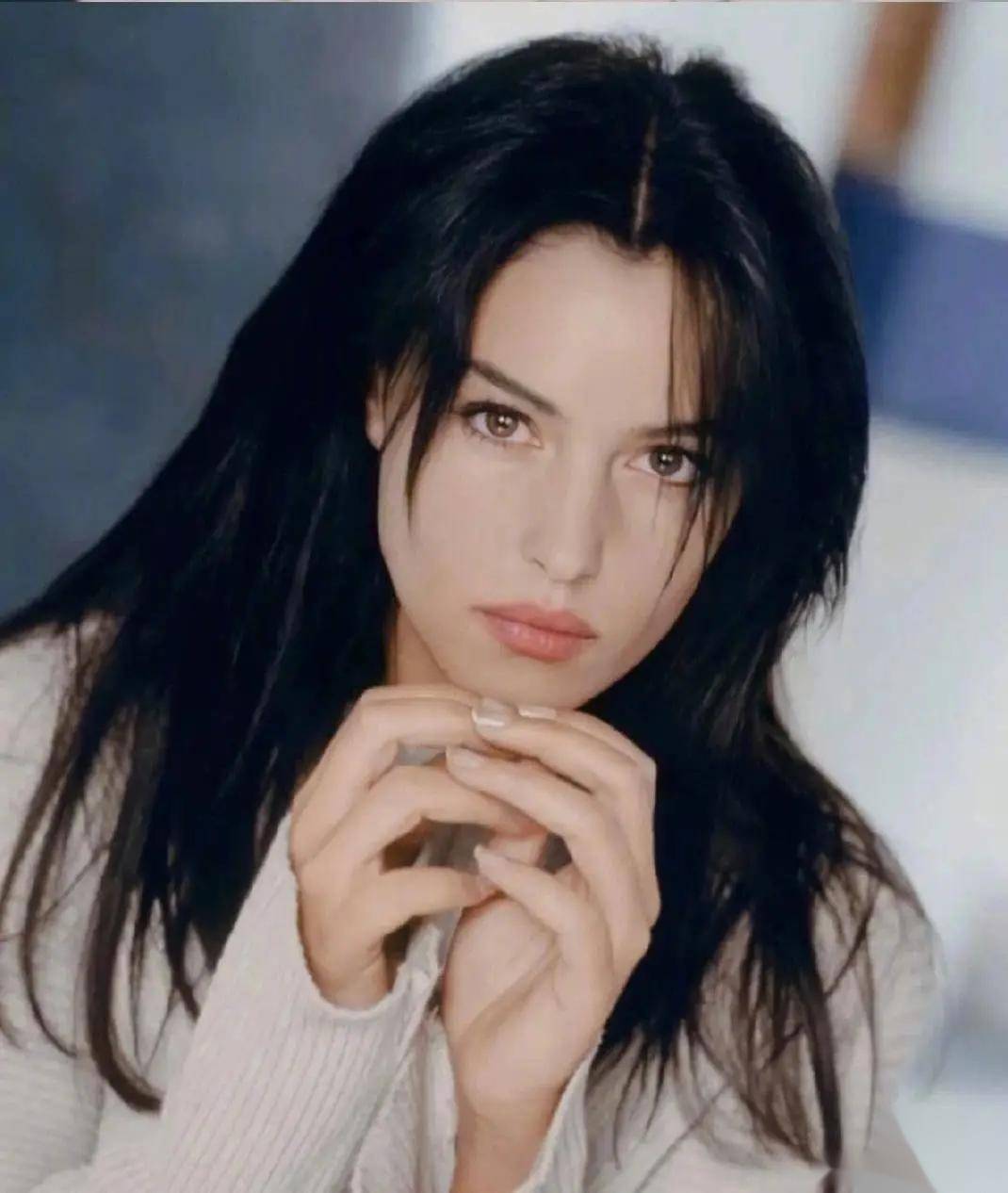 这谁顶得住?莫妮卡贝鲁奇的写真曝光,这身材美得让人窒息!