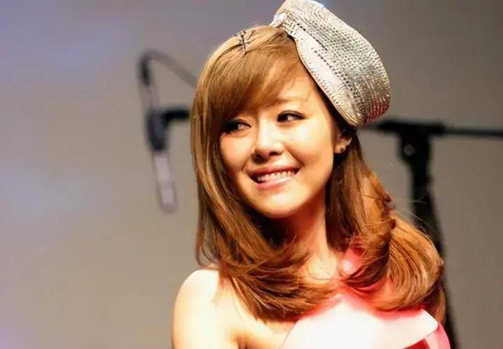 盘点04届超女5强现状,冠军安又琪无人问津,季军张含韵逆风翻盘