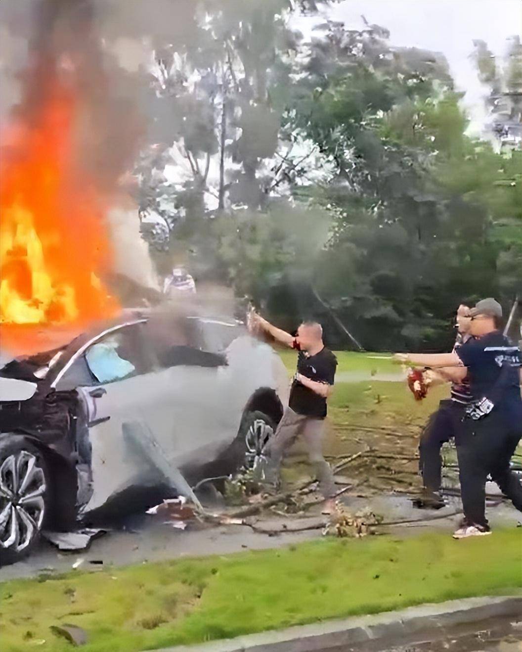 成都一轿车突发事故起火女司机被活活烧死引人深思