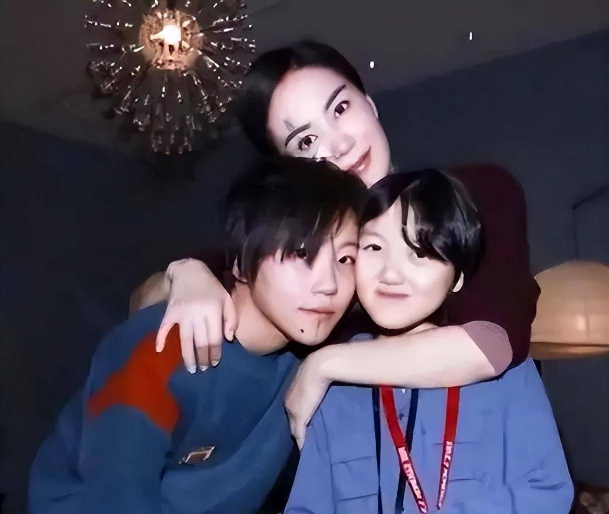 王菲女儿晒泳装引争议,王菲:她只是不乖,但并没有学坏!