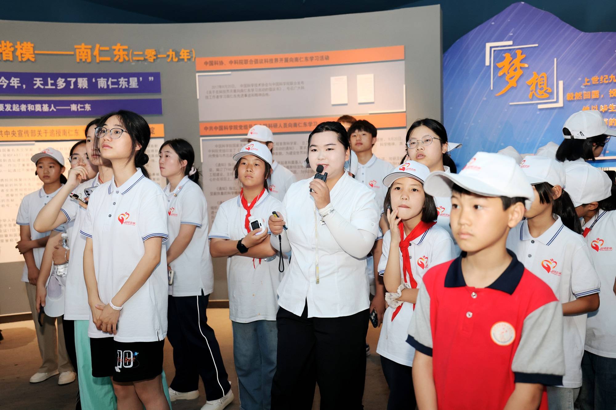 平塘国际天文体验馆内,讲解员深入浅出地讲解fast建造历程以及各类