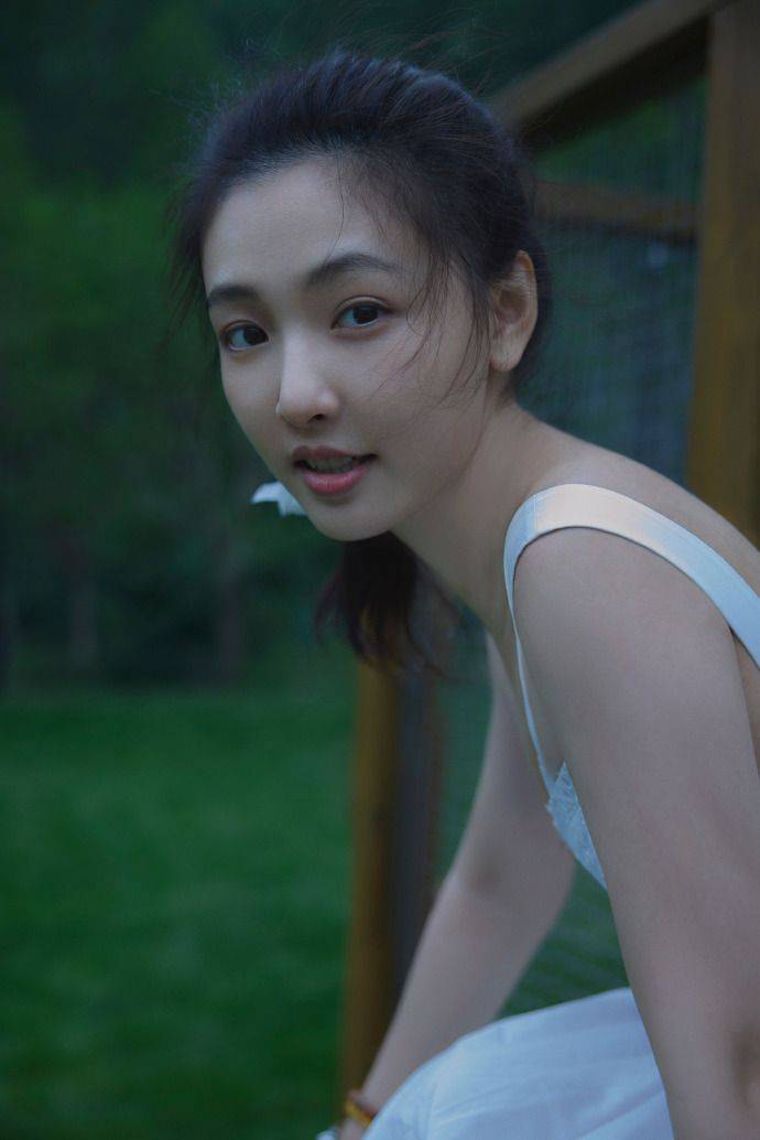 吴倩回归清纯女大即视感,经历风波后的她,完美诠释自然美