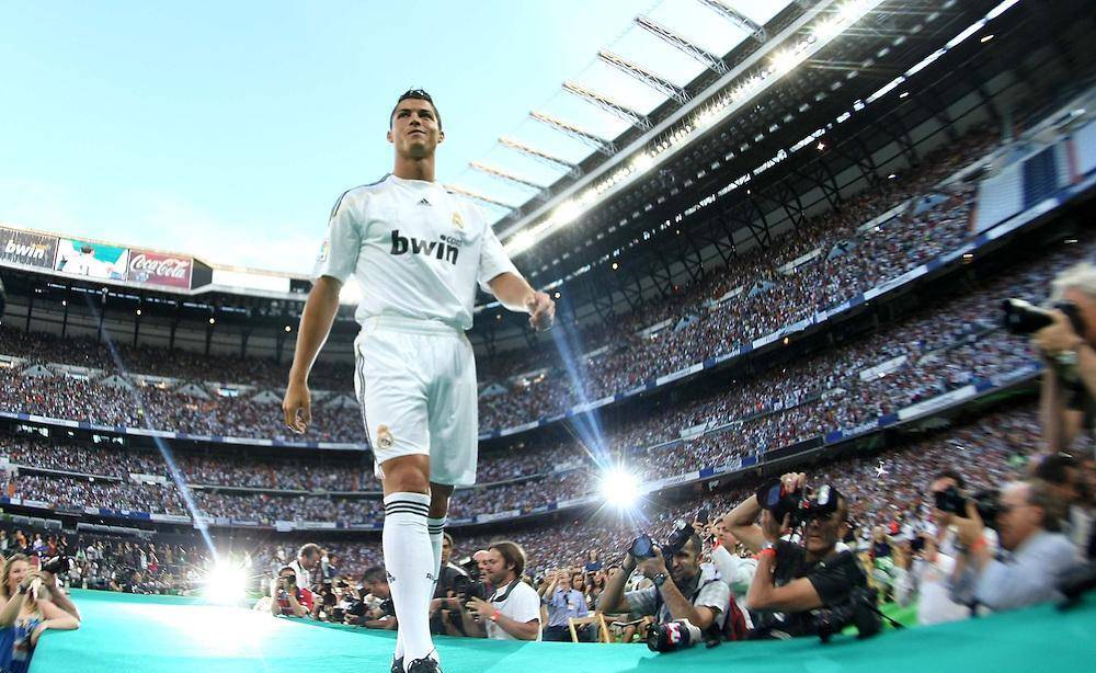 皇马的豪赌:c罗加盟后,皇马为何跌入绝境?