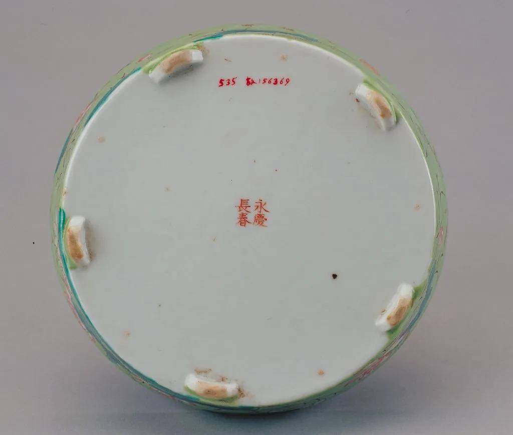 绿地粉彩荷花纹花盆 故宫博物院藏粉彩鹭莲盘 故宫博物院藏黄地墨彩