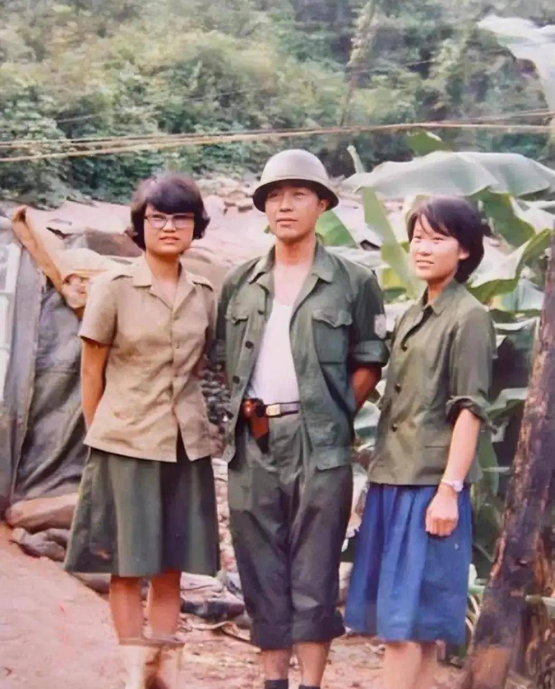80年代,秦基伟将军之子在前线的留影,儿子继承了老子的战场气质