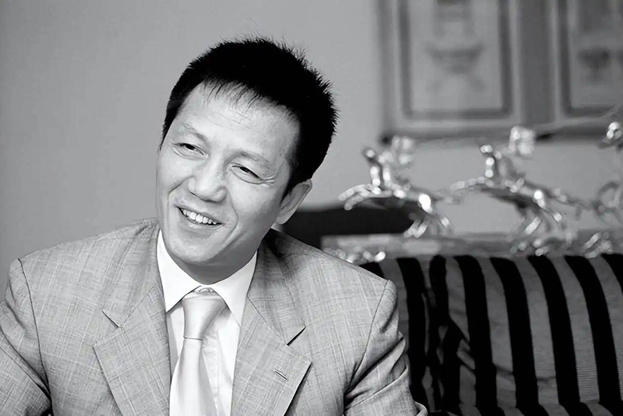 曝前上海首富周正毅近况!戴百万名表打耳钉,装扮新潮雪茄不离手