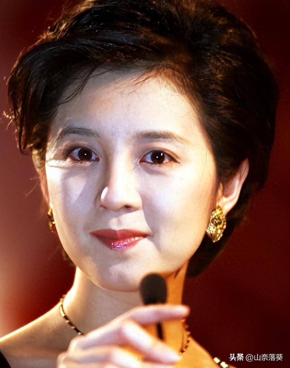 富豪为娶前央视主持人,给原配妻子一亿分手费,两个孩子也不要了