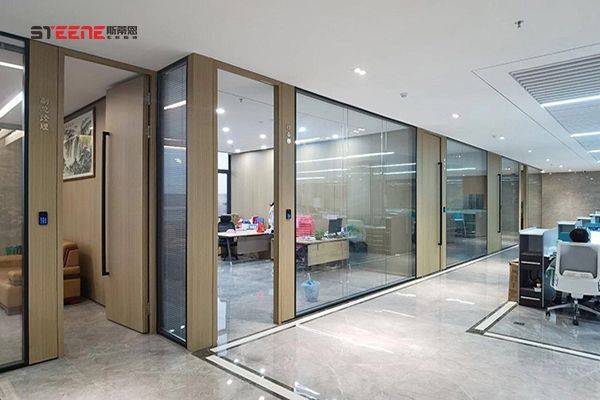 斯蒂恩办公室新风貌:玻璃隔断现代办公空间美学新风尚