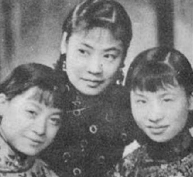 她14岁登台唱戏,却遭对手记恨被泼粪,后因美貌被人摧残致死_白玉霜