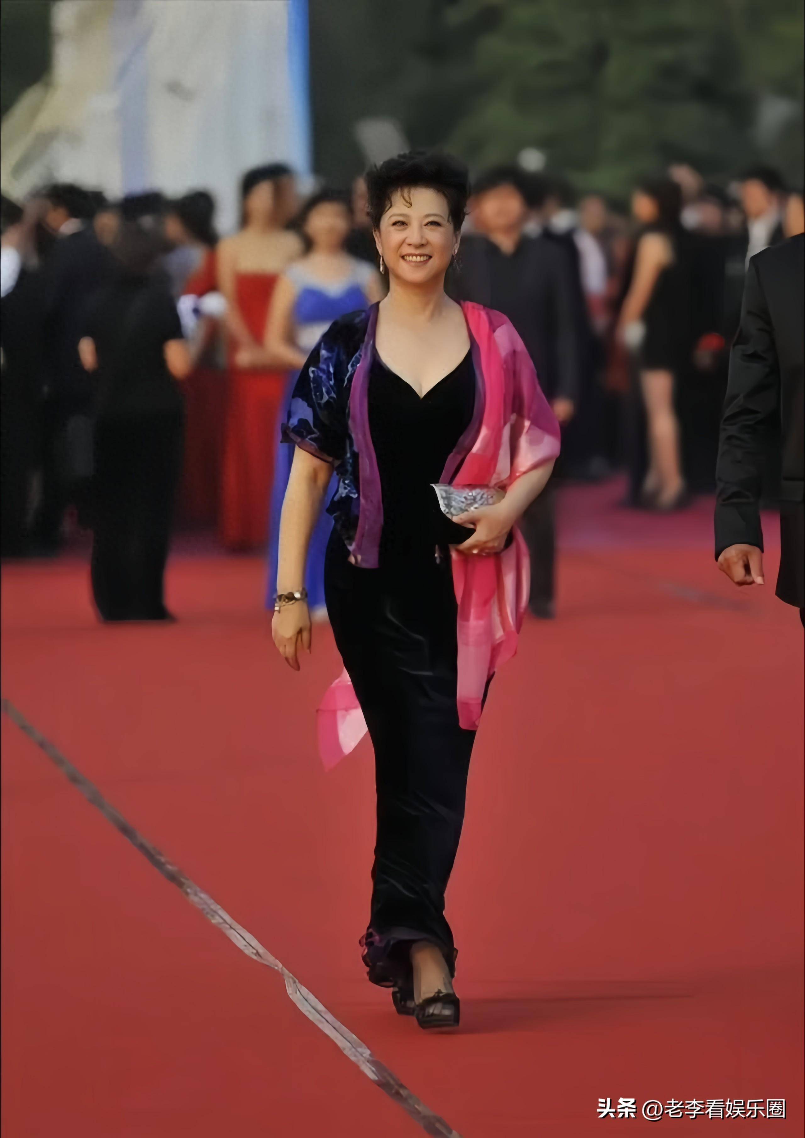 看到74岁的王馥荔身穿低胸装,才明白有些女人真的可以美一辈子