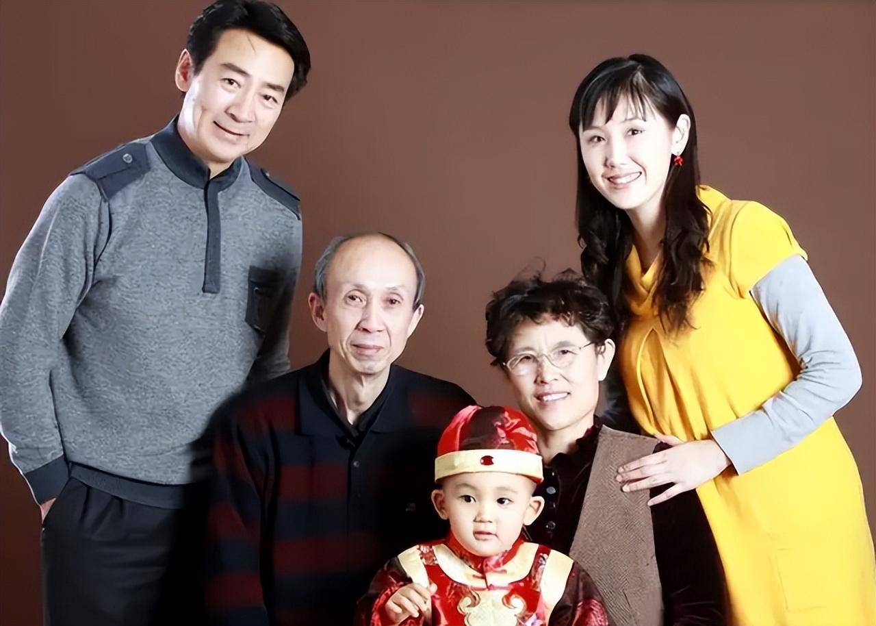 国家一级演员寇振海:三婚娶小21岁娇妻,老年得子,现状让人唏嘘