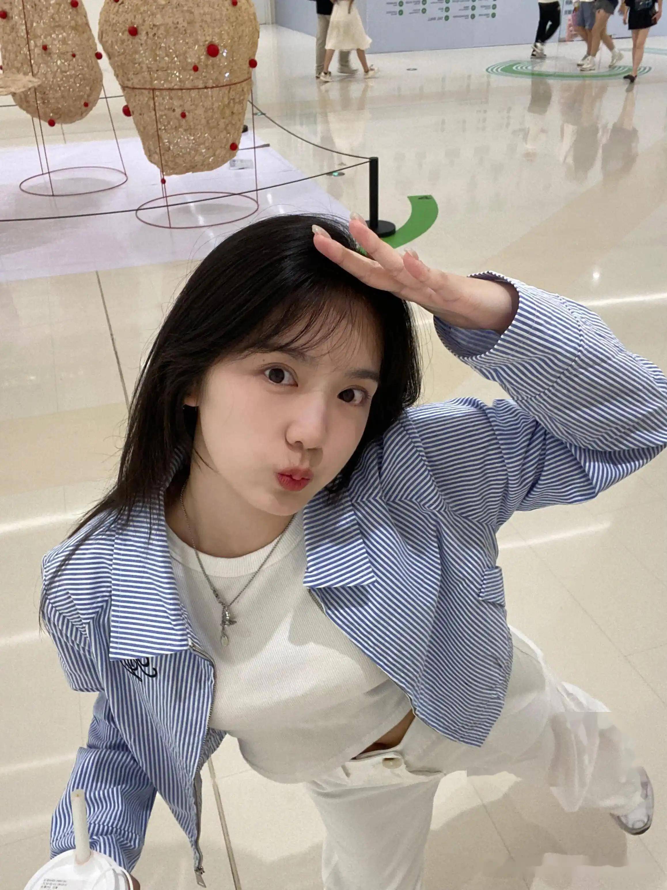 走进校园当镜头走进校园时,画面顿时变得极为唯美.