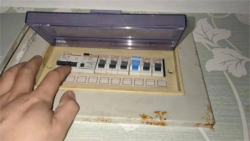 家里突然开始频繁跳闸的原因为什么在线 家里突然开始频繁跳闸的原因为什么在线
