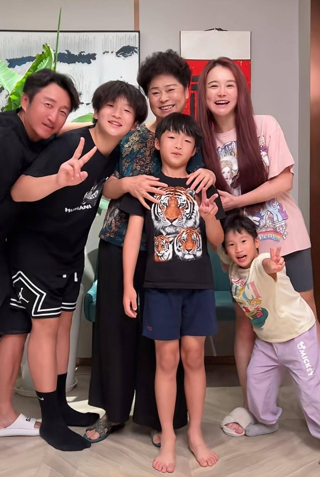 邹市明冉莹颖全家现身巴黎看奥运,轩轩越来越帅,二儿子太搞笑了