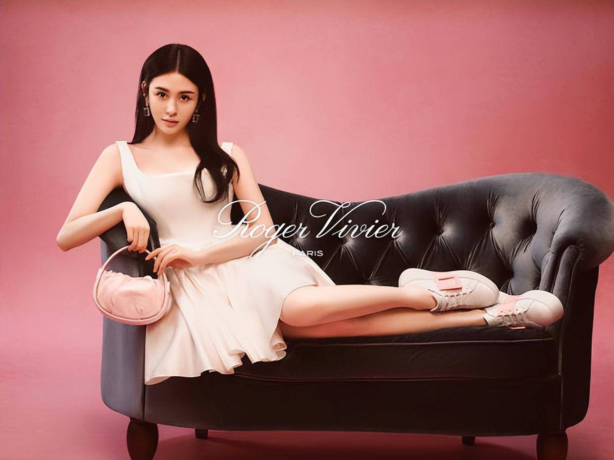 邱淑贞女儿沈月穿白裙身材窈窕与张凌赫高甜贴贴