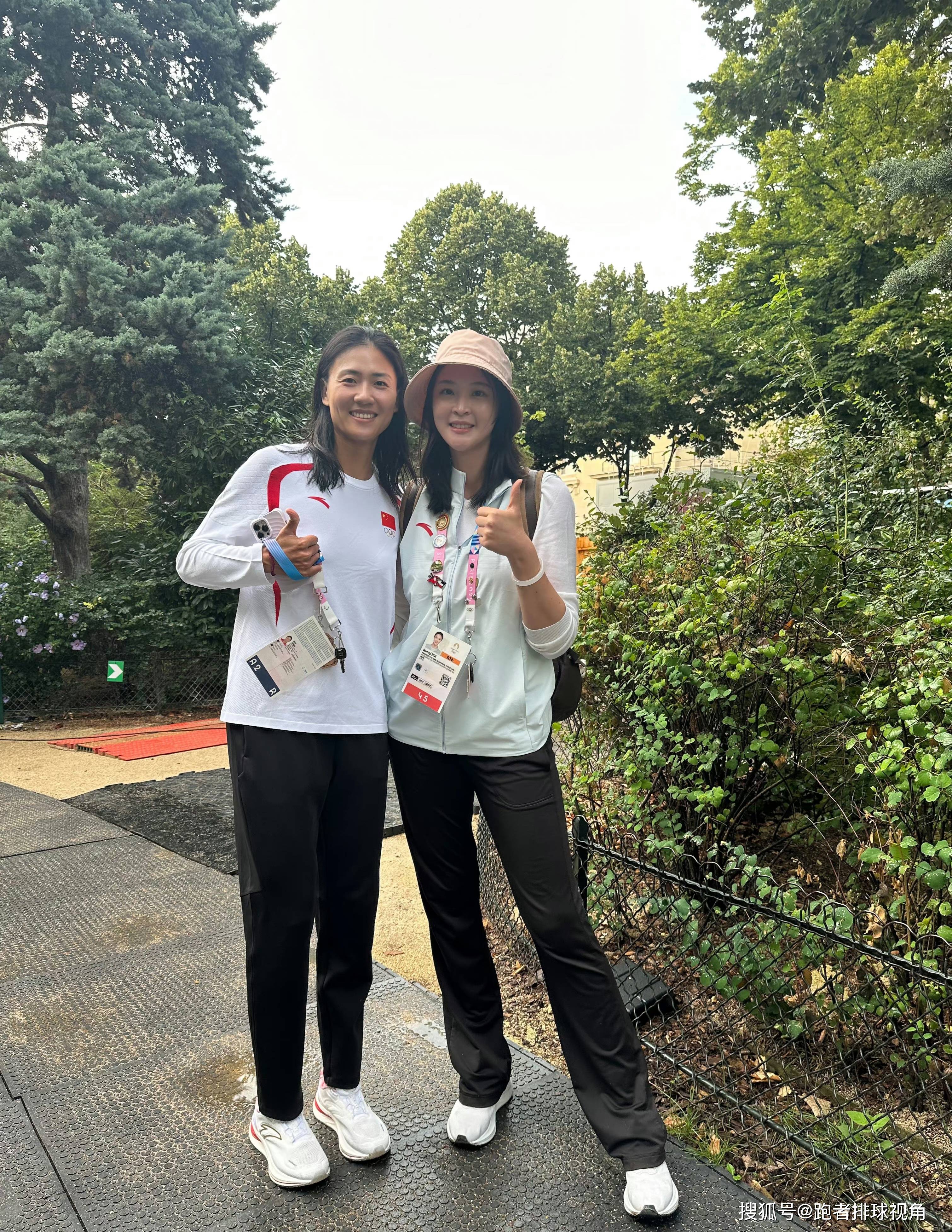 惠若琪解说沙排比赛,晒与郎平合照,相差30岁却神似姐妹
