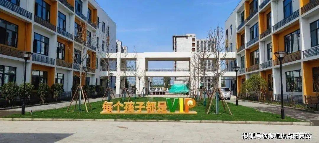售楼处热线:400-8878-824大名鼎鼎的松江二中,松江一中,九峰实验,茸一