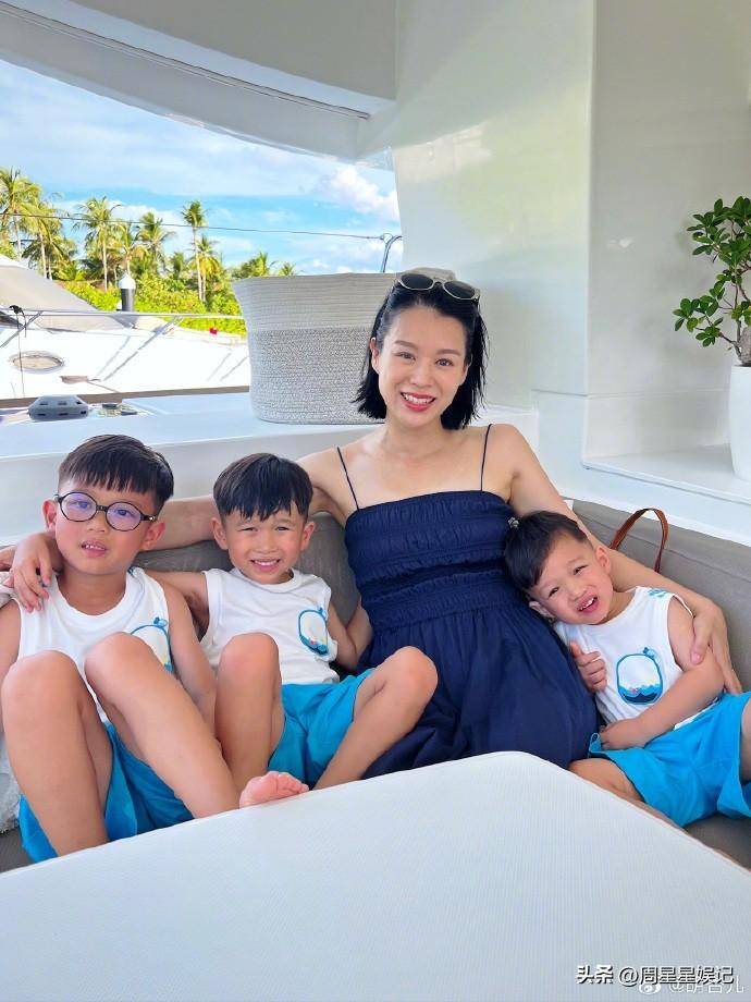 胡杏儿度假不舍少女心摆丘比特之箭?大儿子坐c位显豪门太子地位