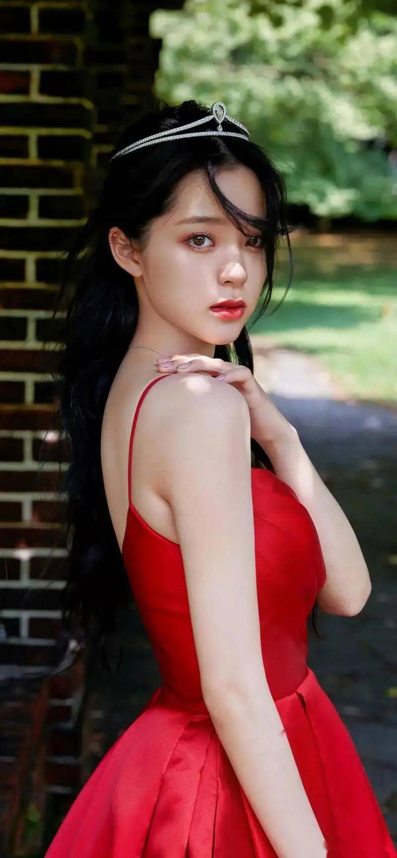 女神范儿十足!23岁欧阳娜娜写真展示完美身材,美貌与才华兼具!