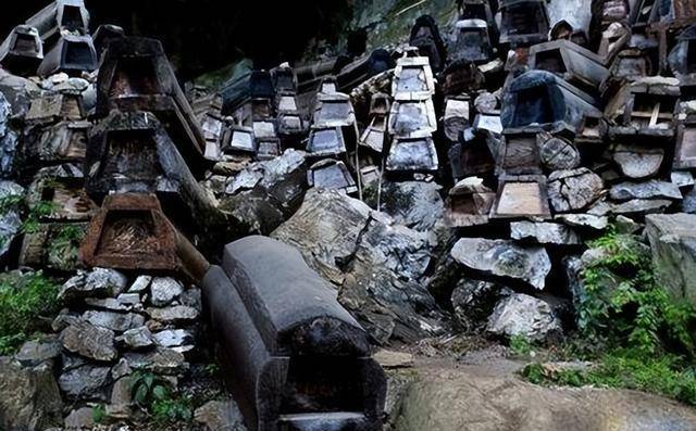 贵州男子白天搬砖,晚上住山洞守护500具棺材,他究竟是何身份?