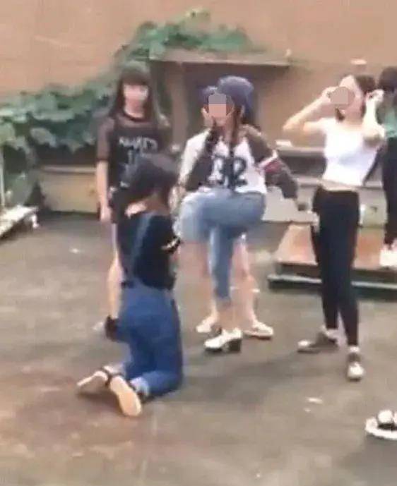 8人霸凌12岁女生3小时,致重伤,学校处理方式让人很失望!