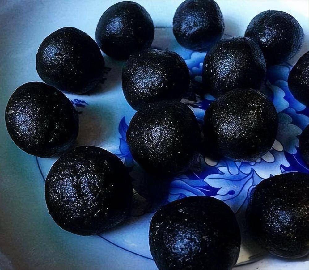 千年古墓中发现200多粒"丹药",化验后,结果却令专家十分气愤