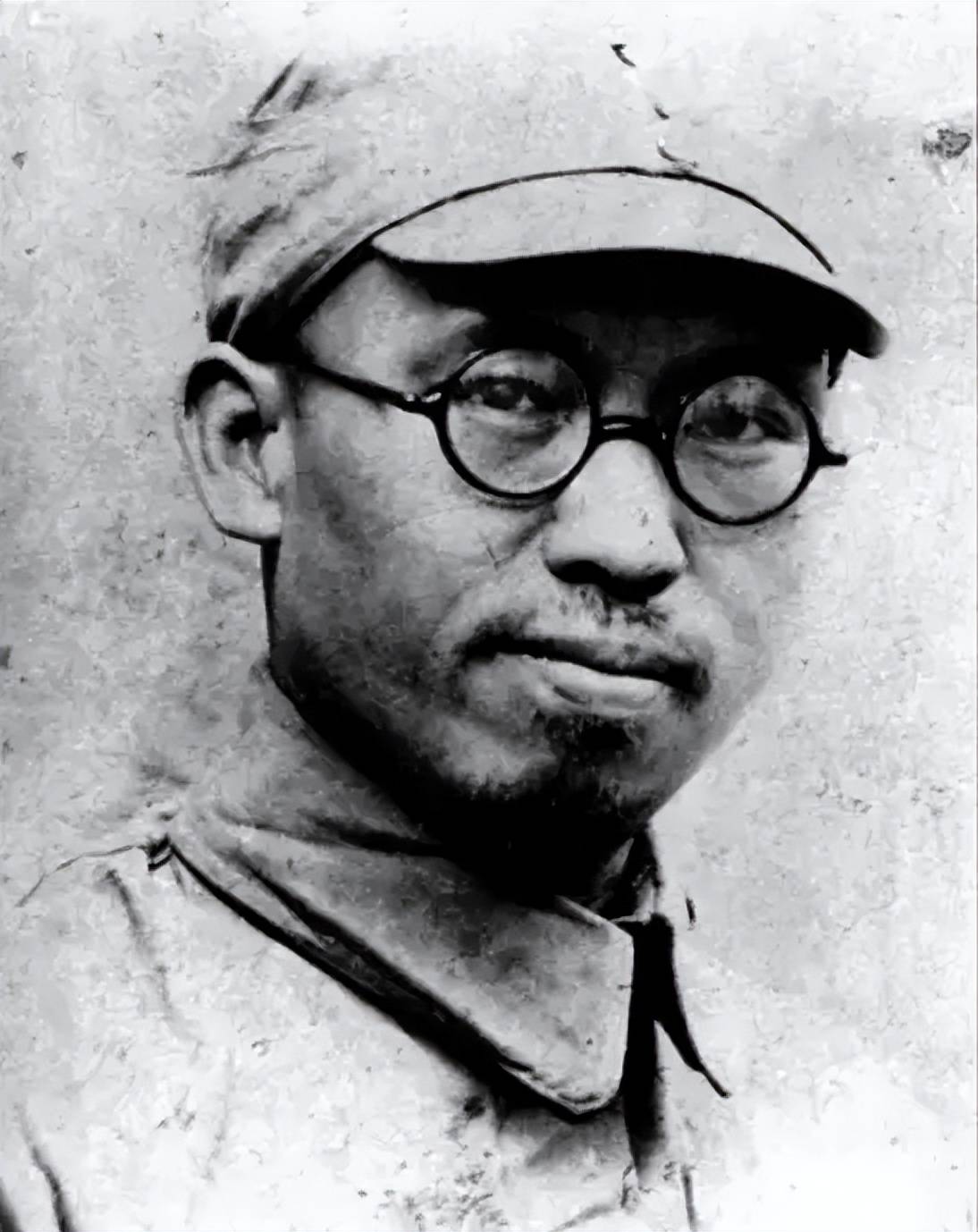 罗荣桓元帅知道此事后,感慨地说:"一副对联激发了东北军官兵抗日爱国