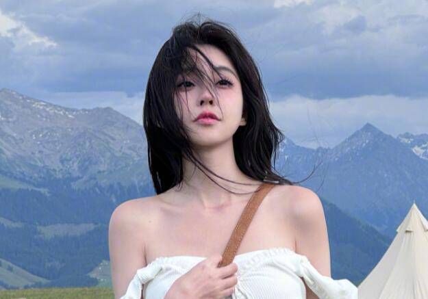 冯提莫又在深夜直播,对着镜头刮毛毫不避讳,真把粉丝当家人了