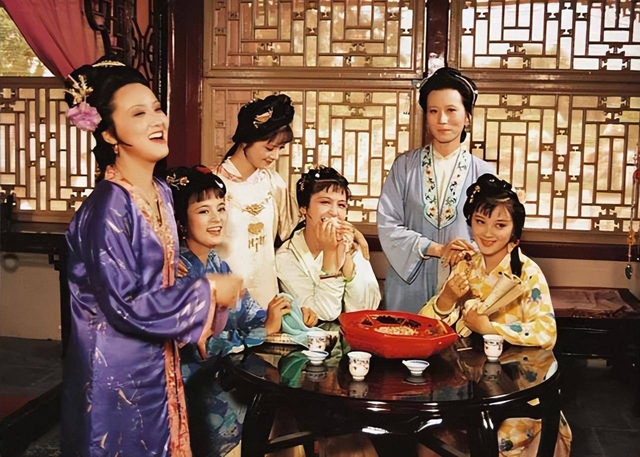 87版《红楼梦》人物的五个惊艳装扮:一场古典奢华的时装秀