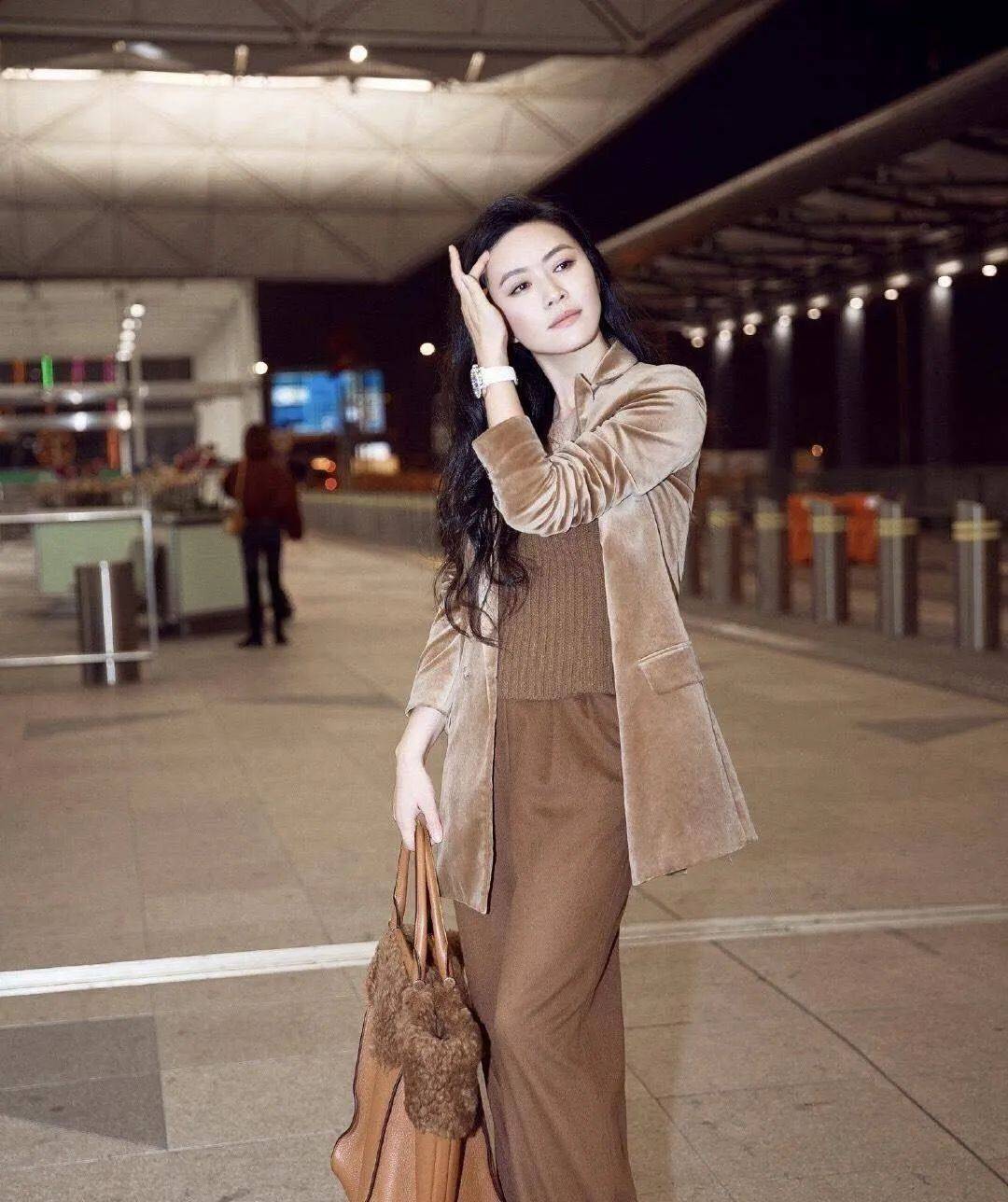 48岁田海蓉医美后状态真好,一袭白色羽毛裙配复古卷发,美到大变样!