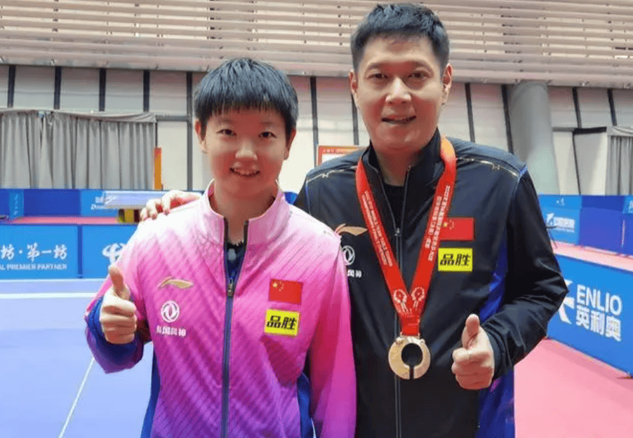 比赛结束后孙颖莎的分管教练黄海城离队,国乒教练组一直没能给孙颖莎