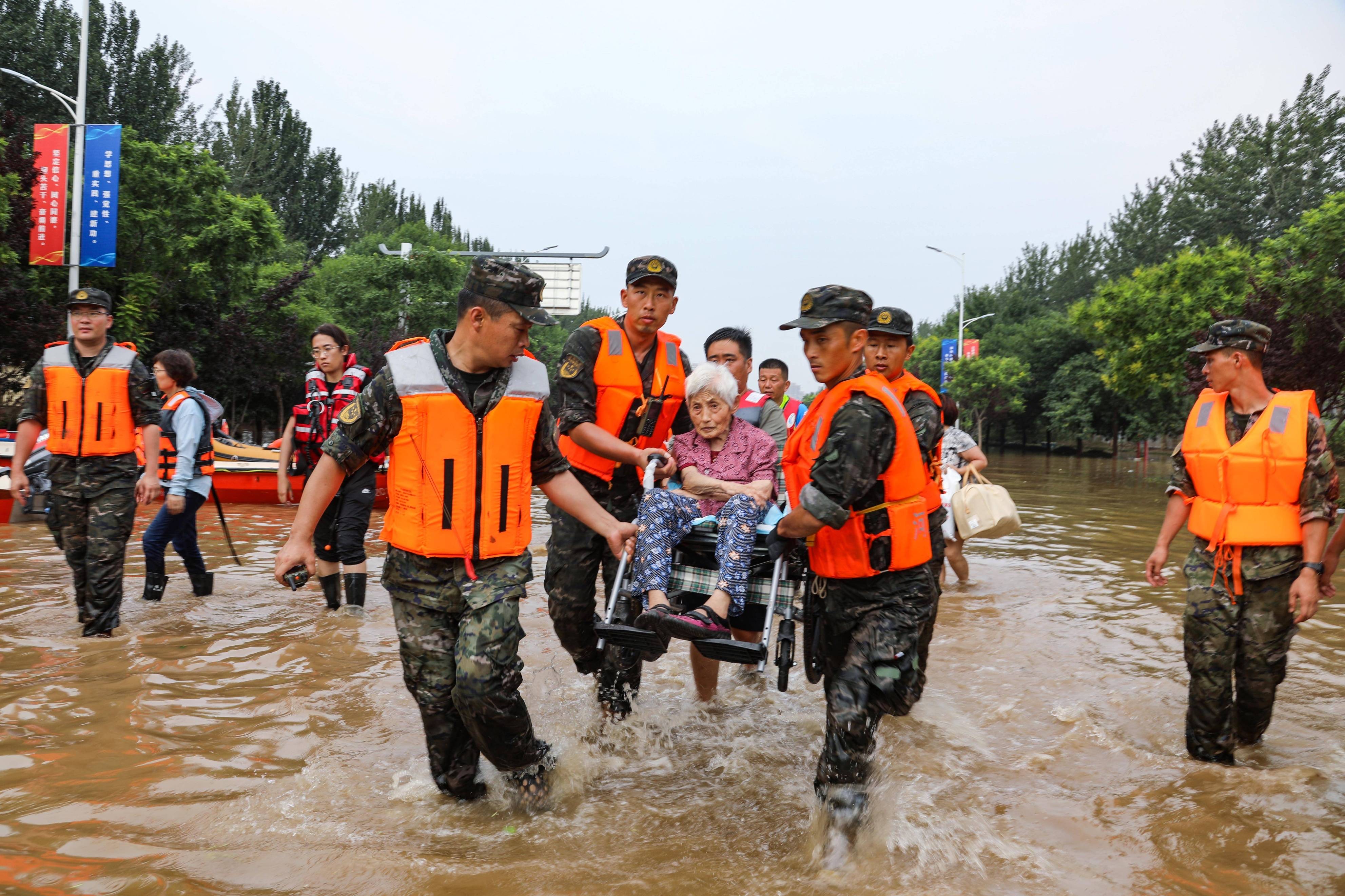 致敬 风雨中的他们