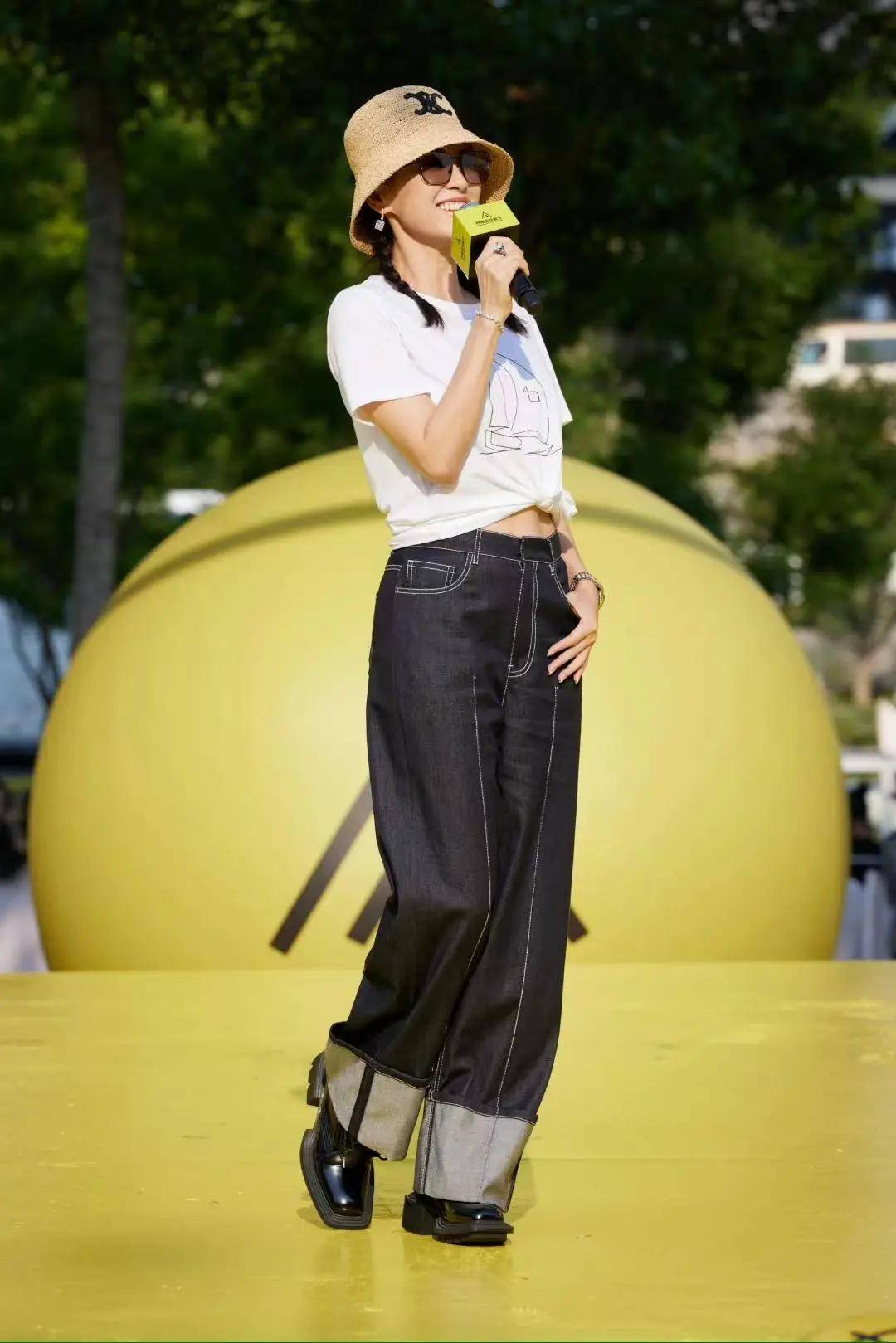 章子怡离婚后心情大好,现身活动穿白裙被惊艳到了,要颜值有颜值要身材