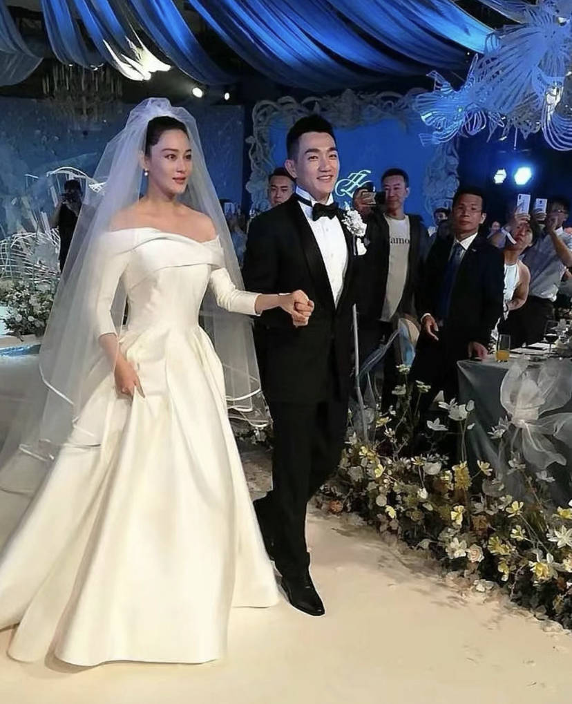 张馨予何捷海边度假,何捷给老婆拍照超认真,夫妻俩合体好幸福_老公