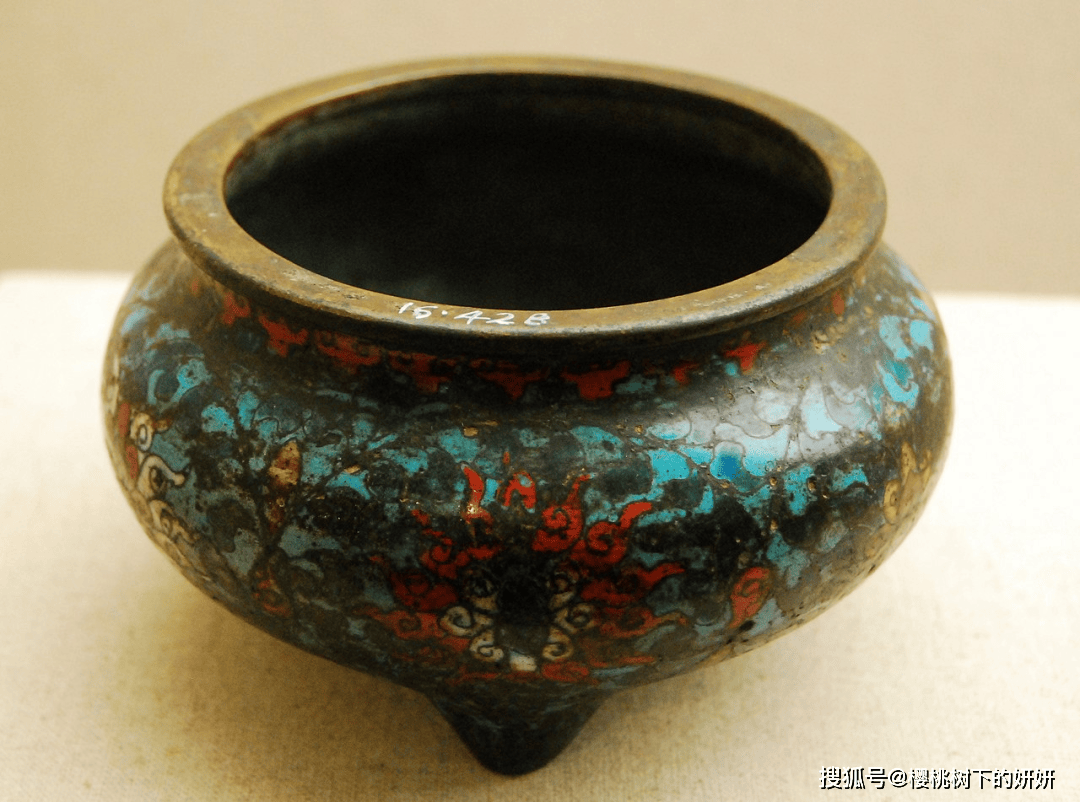 景泰款三足炉,首都博物馆藏较为可信的景泰年间实例一般认为,景泰蓝是