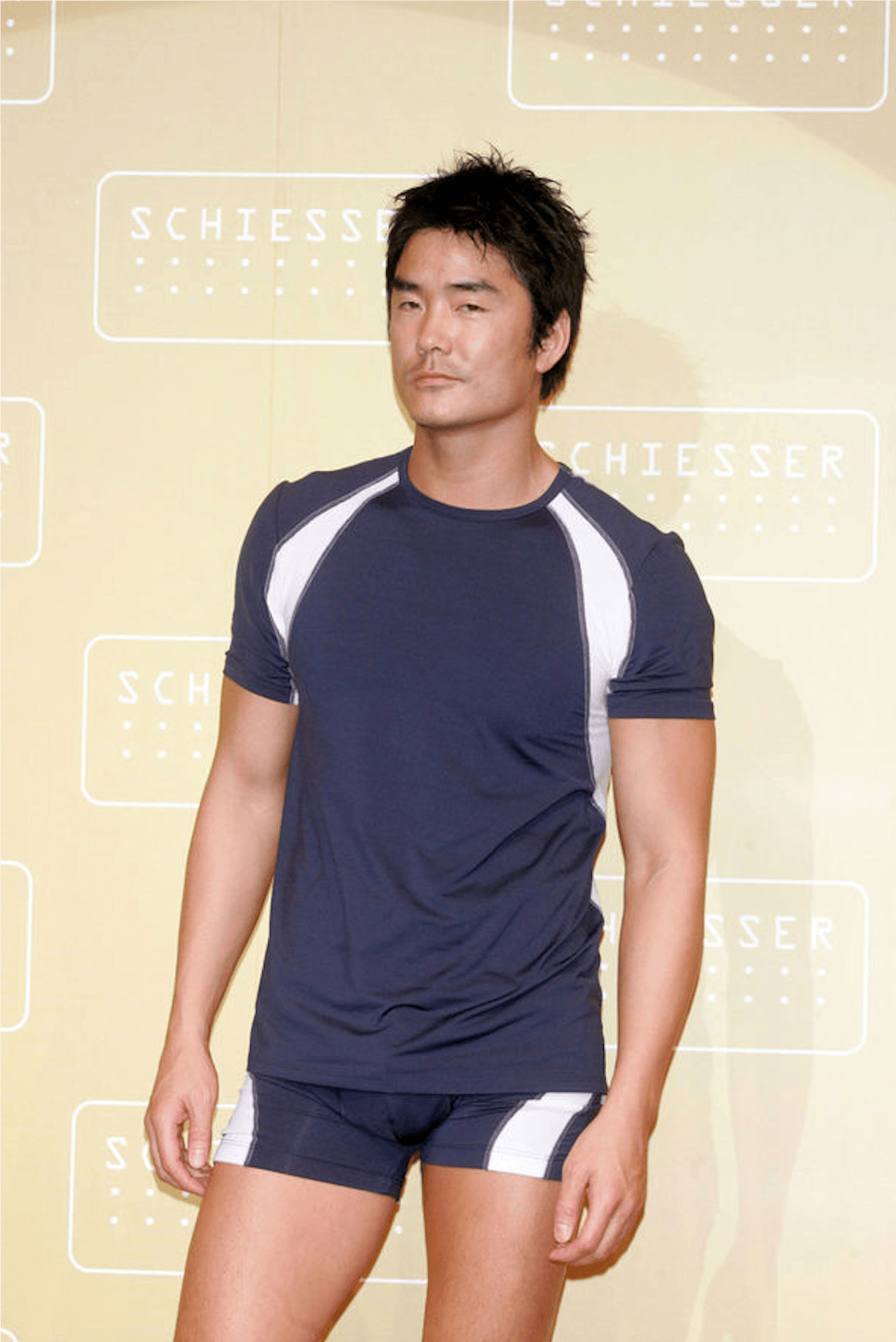 55岁男模黄家诺罕露脸,长发发福认不出,与关之琳分手20年仍未婚