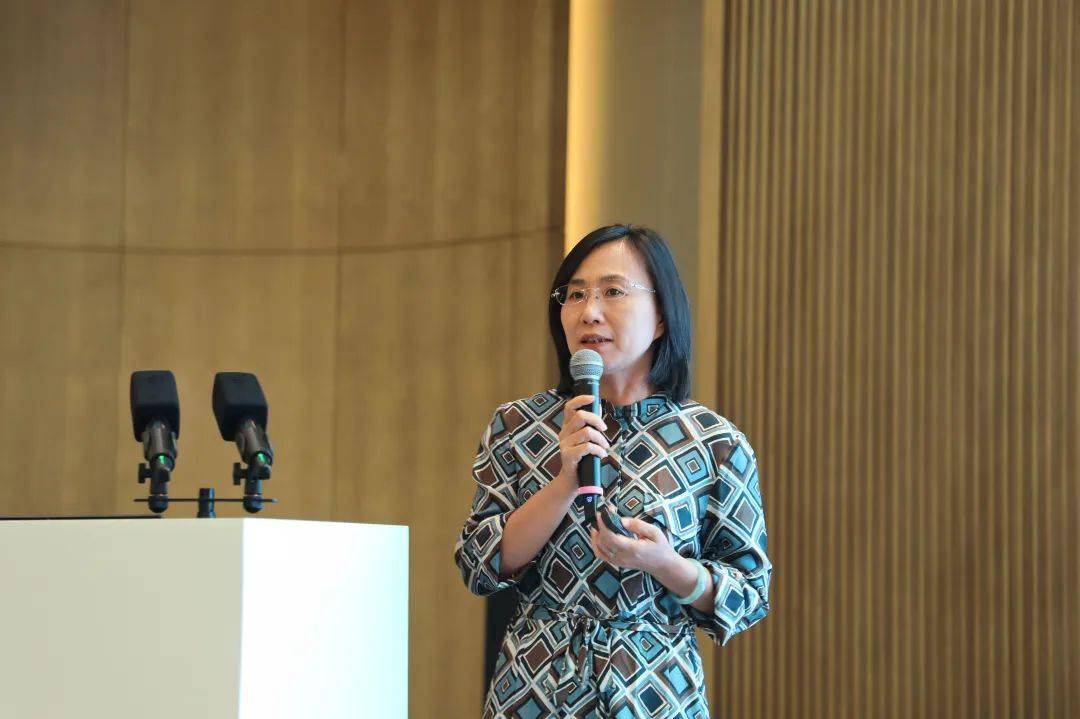 县委书记黄亚平以全面转型建设宜居宜业现代化县城为主题,介绍了 2023