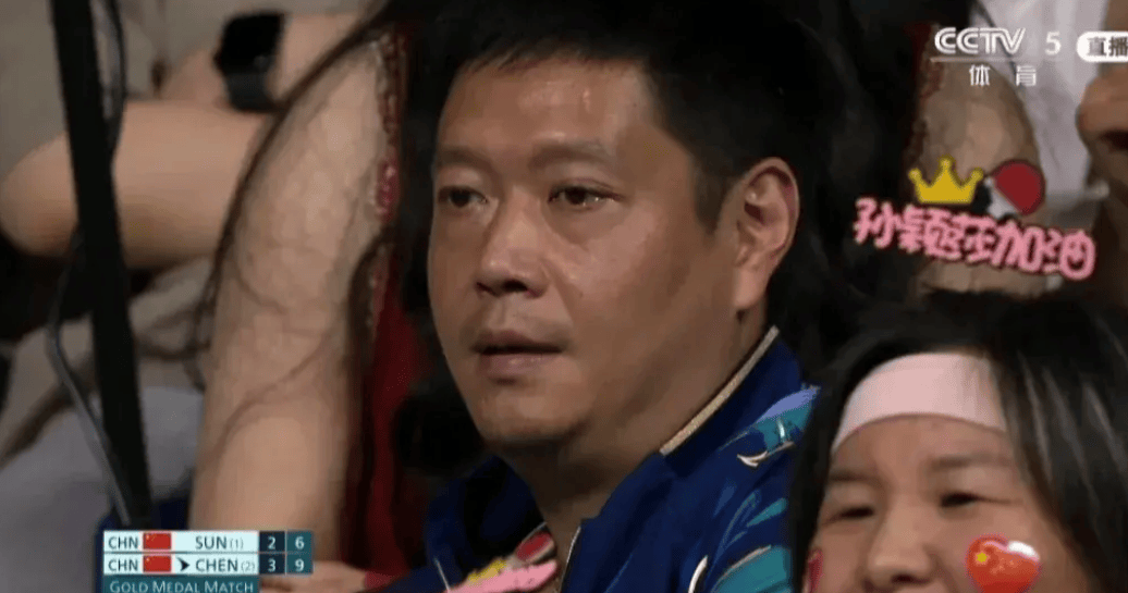 陈梦战胜孙颖莎夺冠,刘国梁表情引热议,网友:他应该戴口罩出来