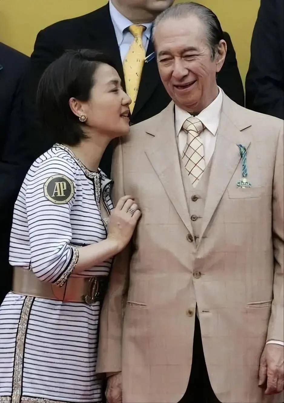 照片中的梁安琪身着白色纱裙,与赌王翩翩起舞.此时的她,已然