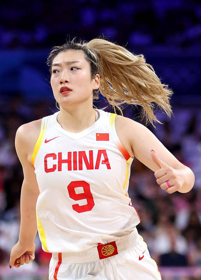 中国女篮背水一战,首节以17-11领先波多黎各女篮,李梦状态回暖