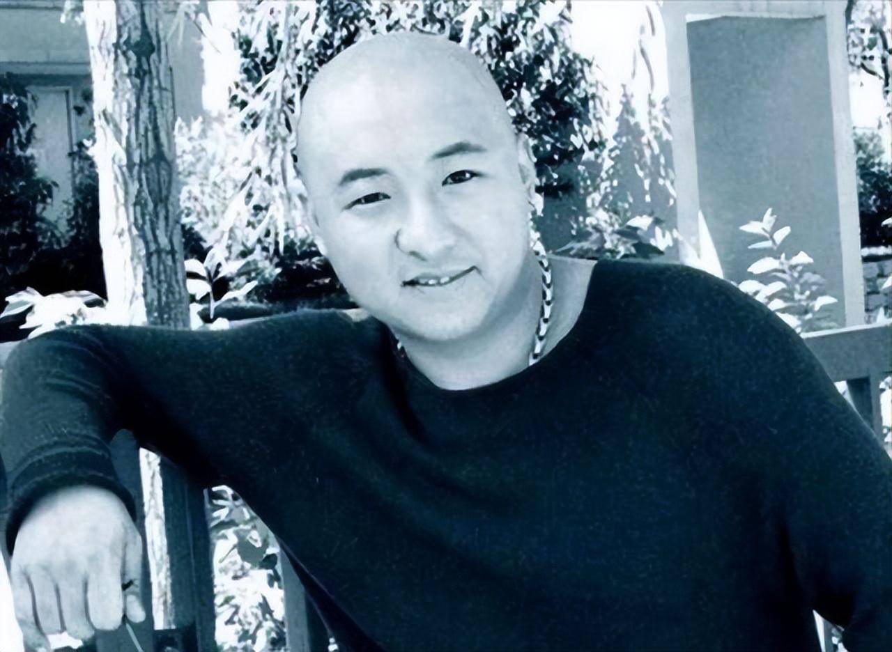 他是"狠人"周晓鸥:吴京发小,28岁成乐坛霸主,却因演技太好被骂