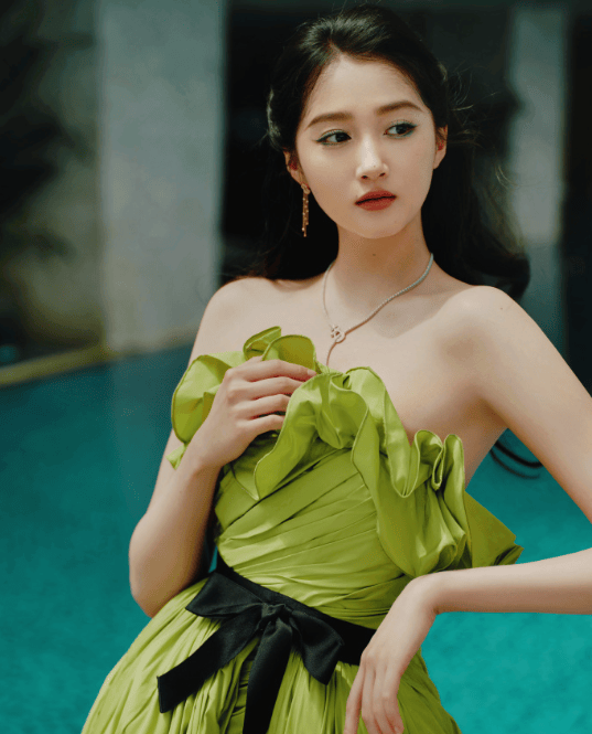 影视演员关晓彤称赞潘展乐混合接力表现:飞人!是飞人!