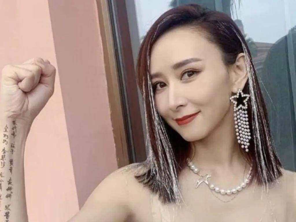 46岁胡静染了新发大变样,穿小白衫像20岁,明星太抗老了!