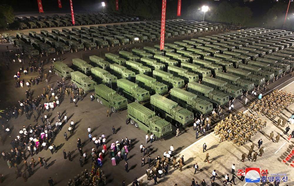 朝鲜震撼亮相:250辆导弹发射车交付,军事实力再攀高峰!