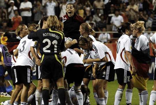 美国国家女子足球队在国际足联的排名中位列第五,是女子足球界的传统