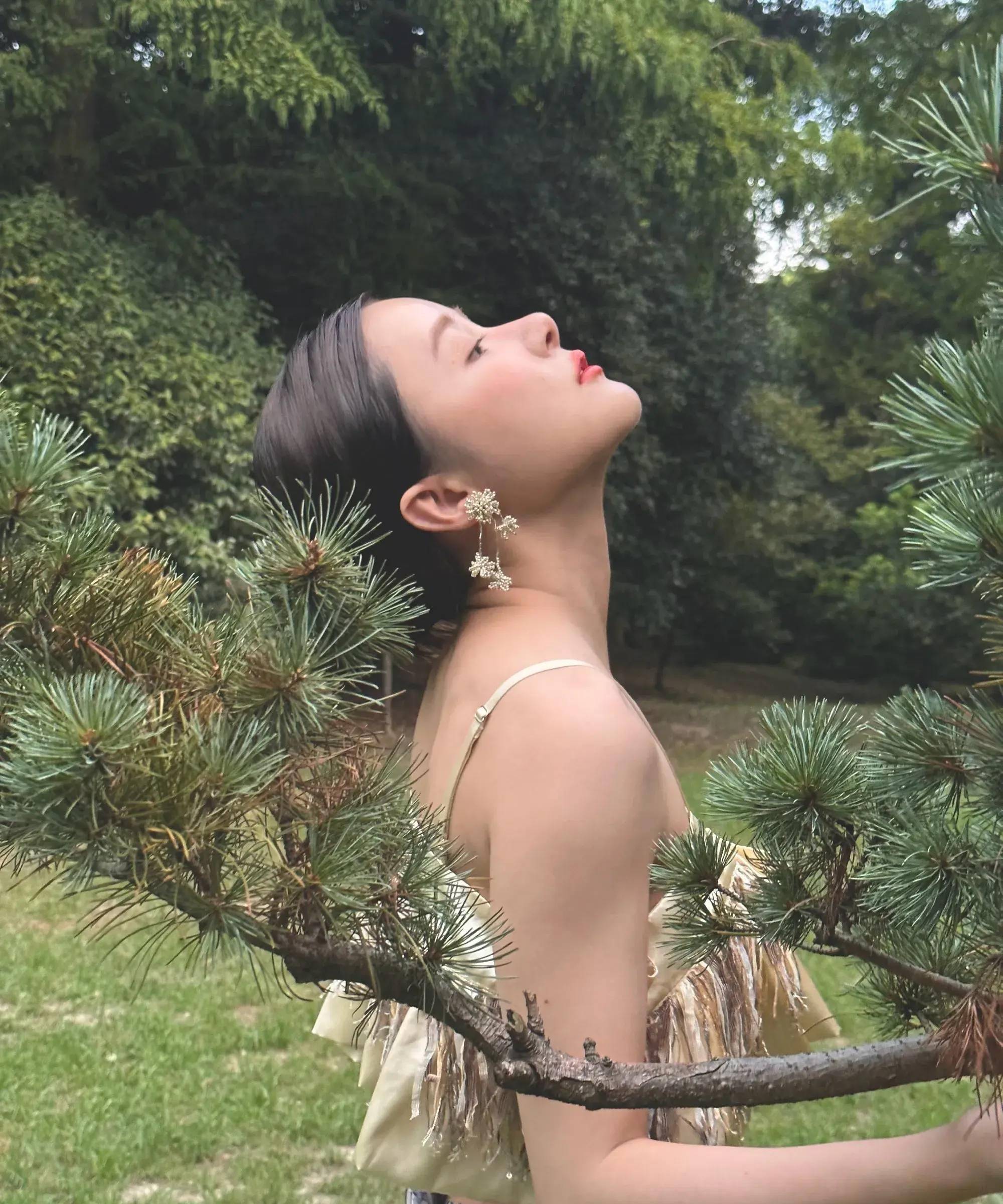 徐娇晒美照庆27岁生日,叹怼脸镜头放大优点,身材干瘪好会凹造型